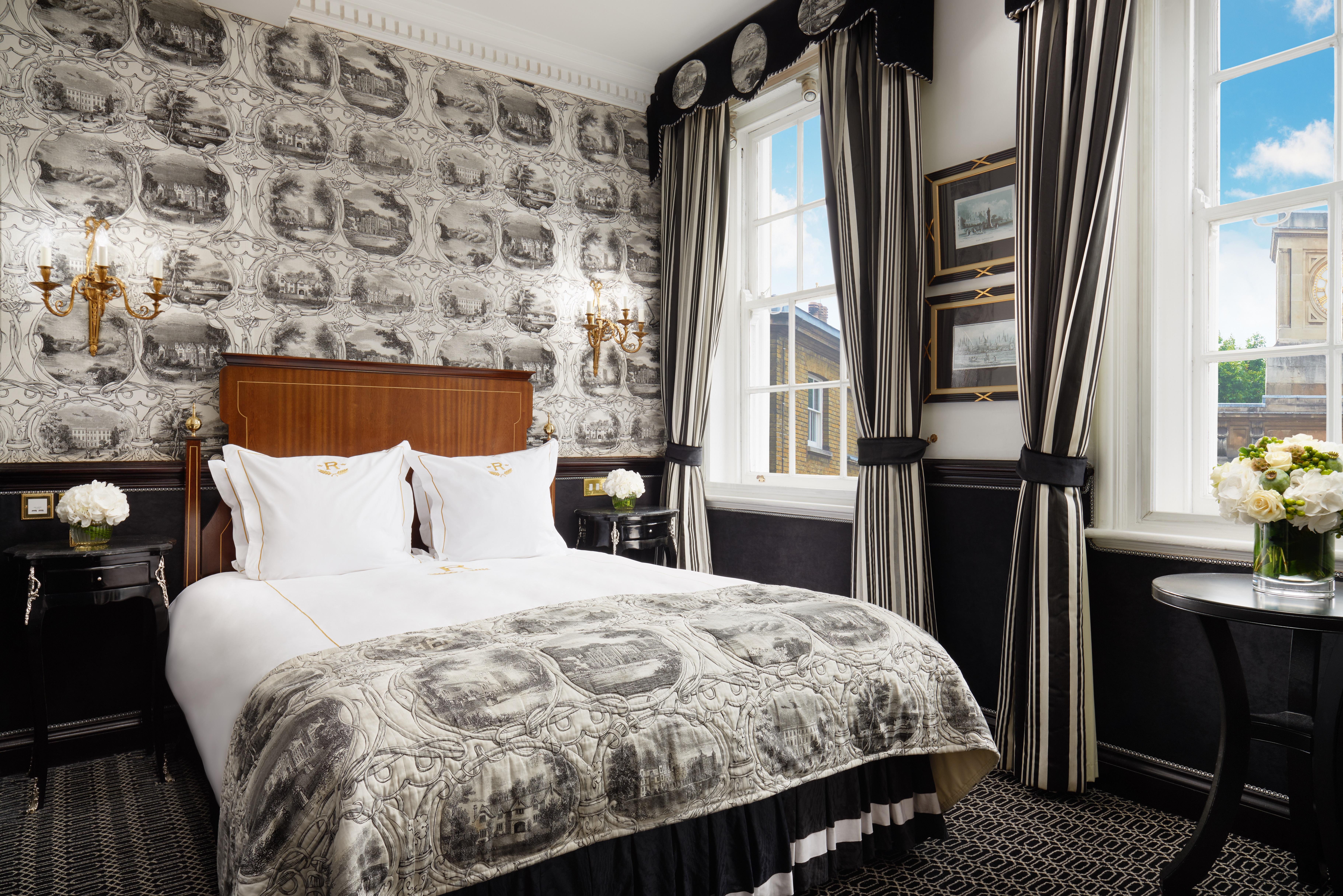 รูเบนส์ แอท เดอะ พาเลซ โฮเทล Hotel ลอนดอน ภายนอก รูปภาพ A bedroom at the hotel