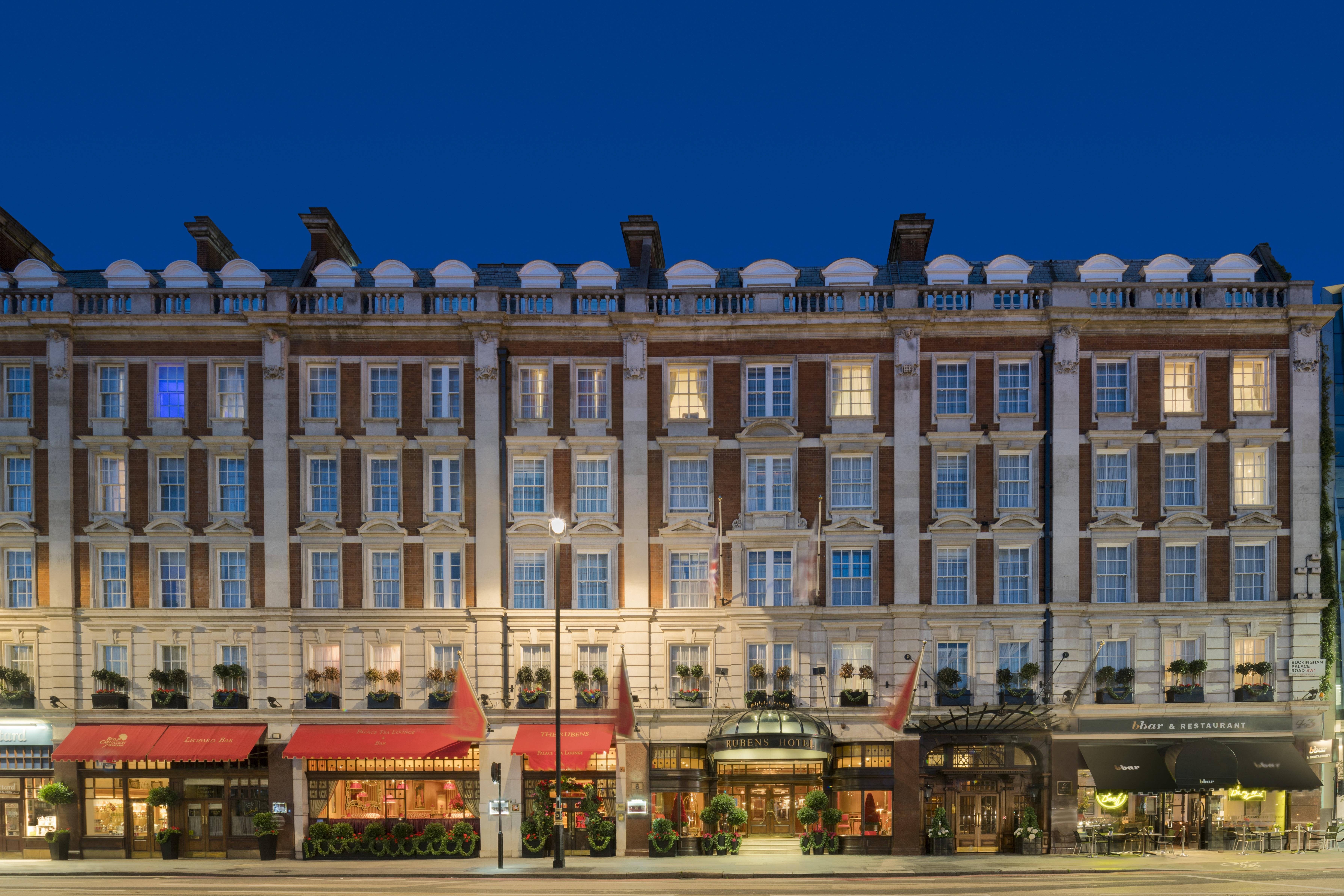 รูเบนส์ แอท เดอะ พาเลซ โฮเทล Hotel ลอนดอน ภายนอก รูปภาพ The hotel at night