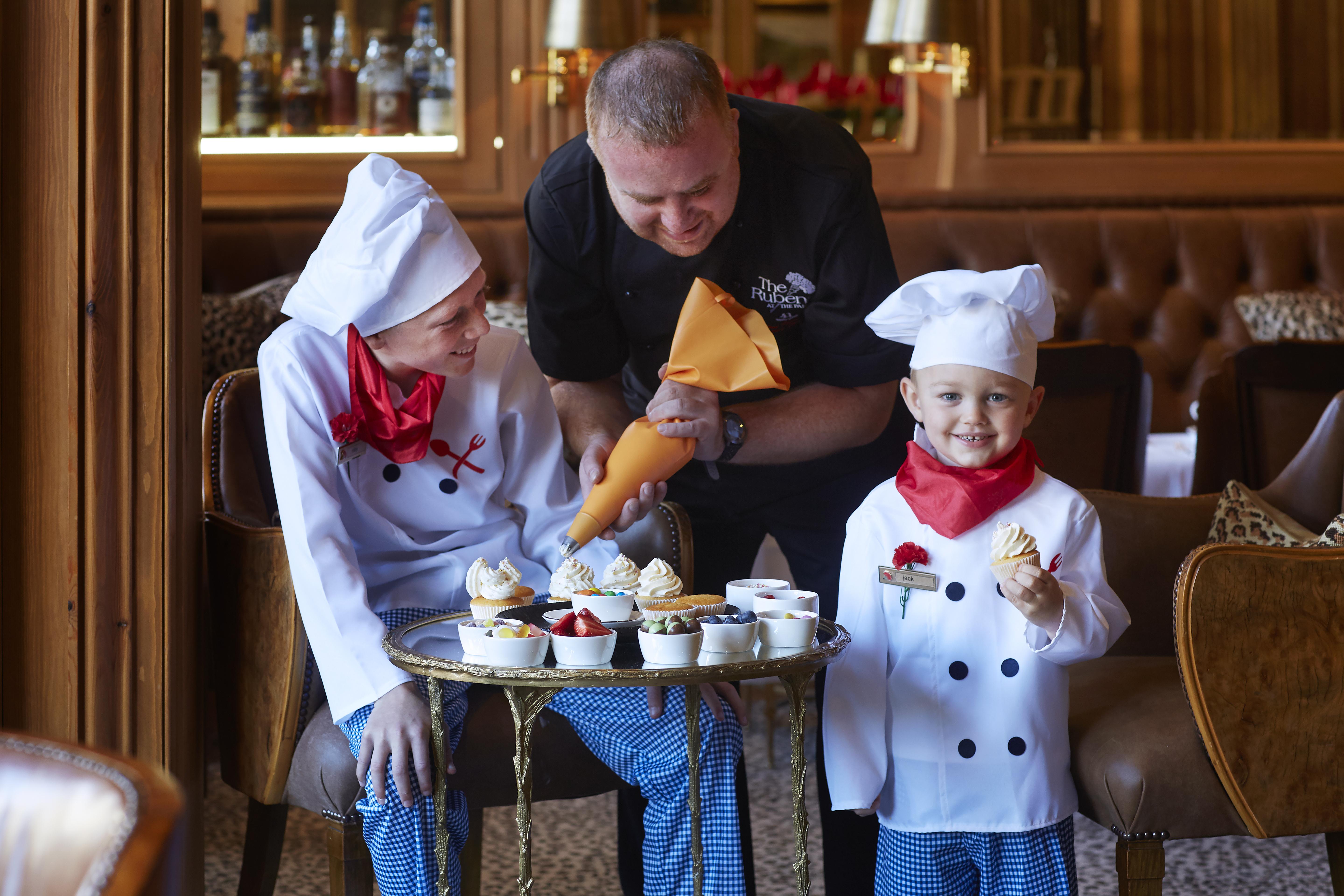 รูเบนส์ แอท เดอะ พาเลซ โฮเทล Hotel ลอนดอน ภายนอก รูปภาพ A pastry chef with two children