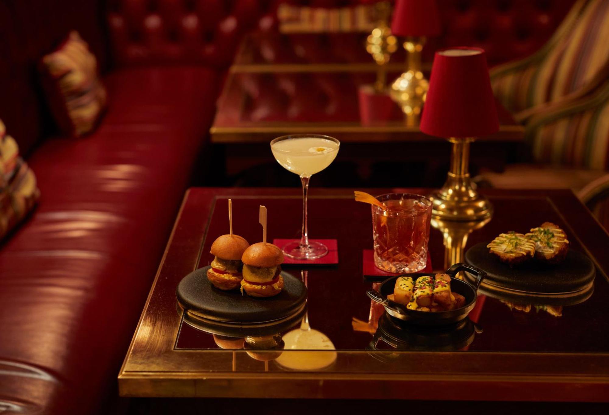 รูเบนส์ แอท เดอะ พาเลซ โฮเทล Hotel ลอนดอน ภายนอก รูปภาพ The bar at the Ivy