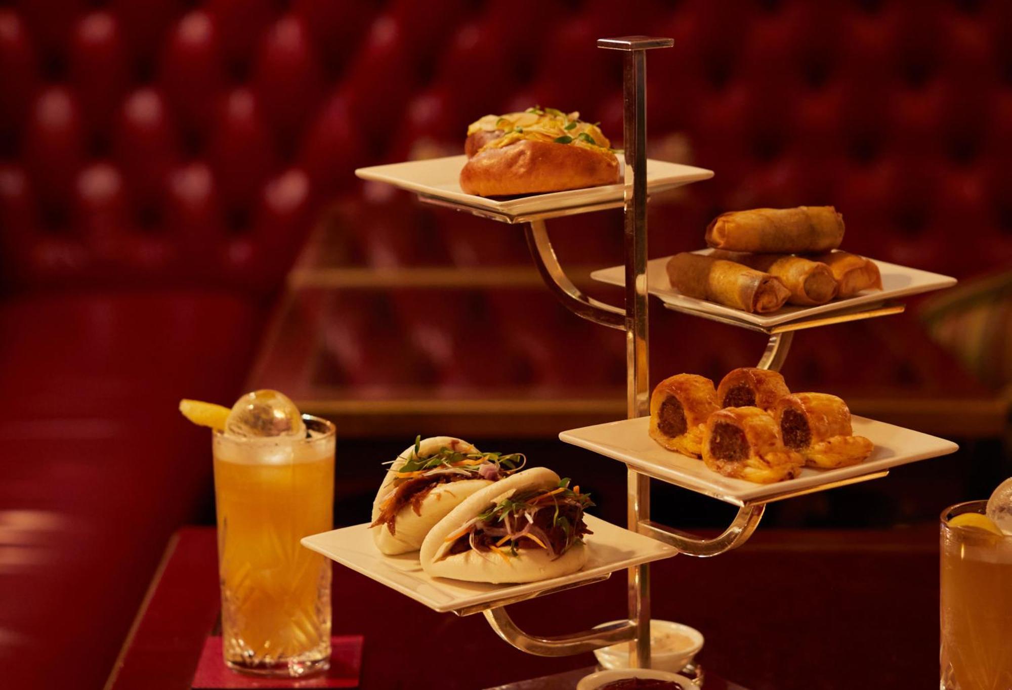 รูเบนส์ แอท เดอะ พาเลซ โฮเทล Hotel ลอนดอน ภายนอก รูปภาพ A selection of bar snacks at the London Hilton on Park Street