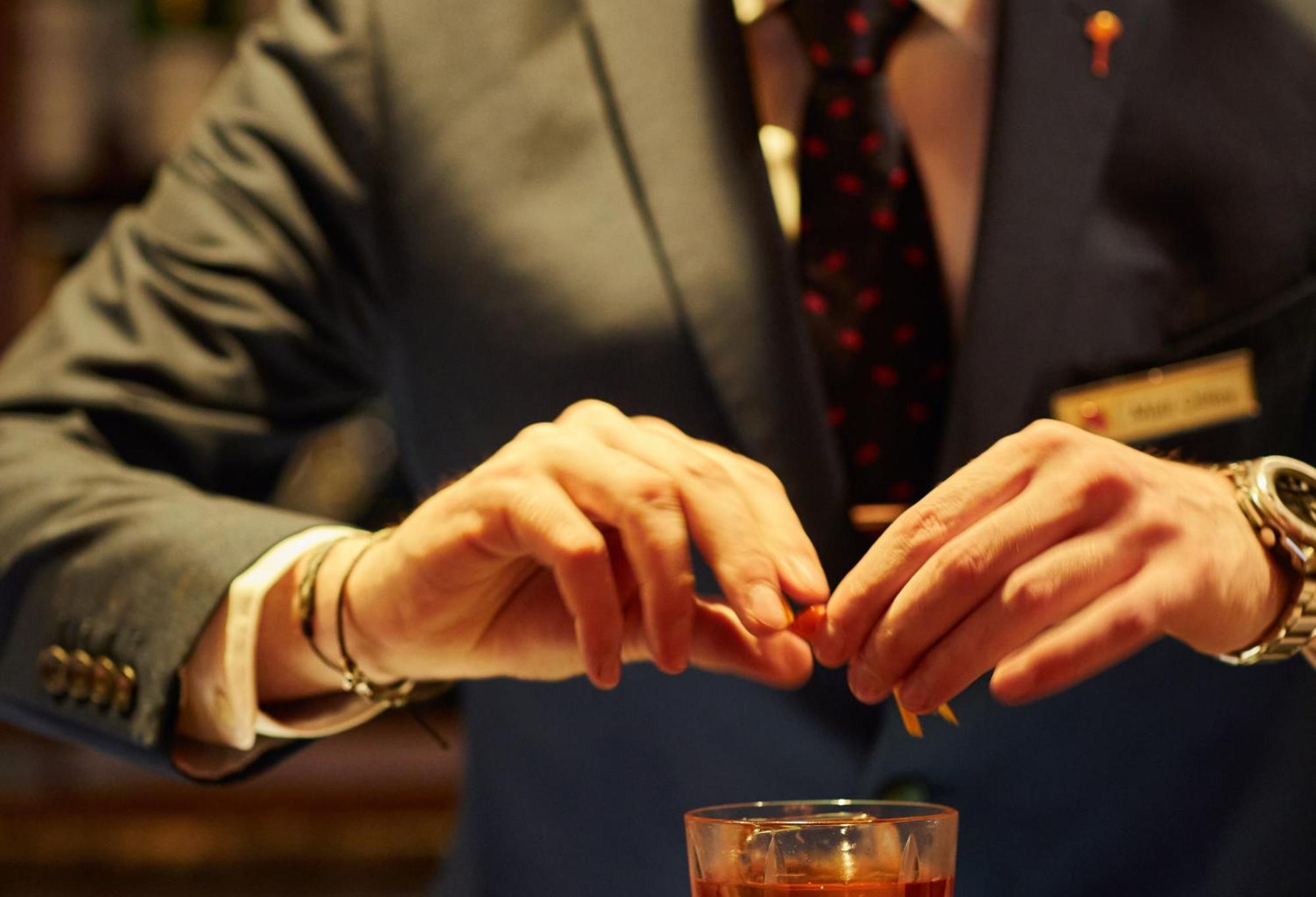 รูเบนส์ แอท เดอะ พาเลซ โฮเทล Hotel ลอนดอน ภายนอก รูปภาพ A bartender at work